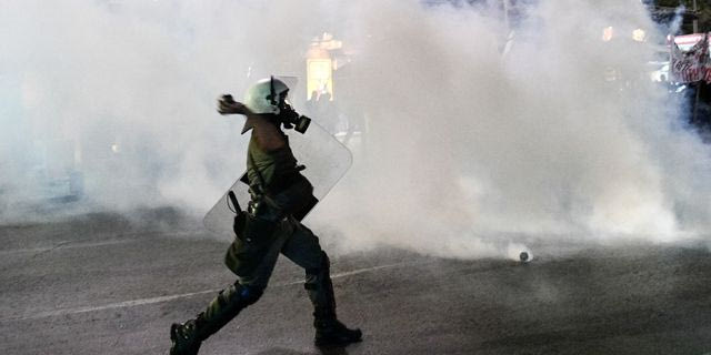 ΜΑΤ πετά χειροβομβίδα κρότου λάμψης κατά τη διάρκεια διαδήλωσης
