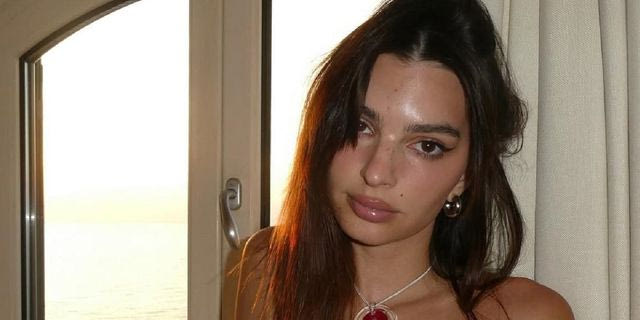 Έμιλι Ρατακόφσκι: Θηλάζει με δερμάτινο σετ μια κούκλα και σπάει κάθε ταμπού για τη σεξουαλικότητα