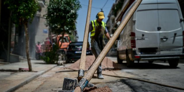 Η Αθήνα και οι λακκούβες της: Γιατί σκάβεται διαρκώς;