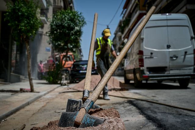 Η Αθήνα και οι λακκούβες της: Γιατί σκάβεται διαρκώς;
