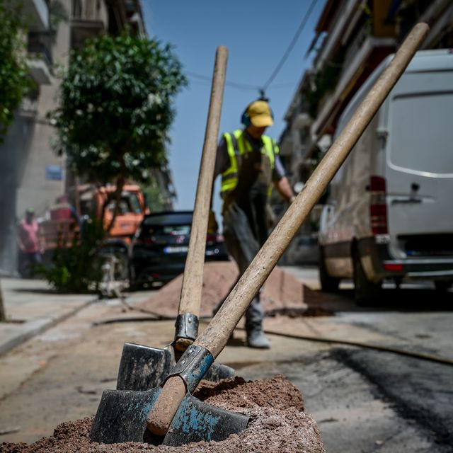 Η Αθήνα και οι λακκούβες της: Γιατί σκάβεται διαρκώς;