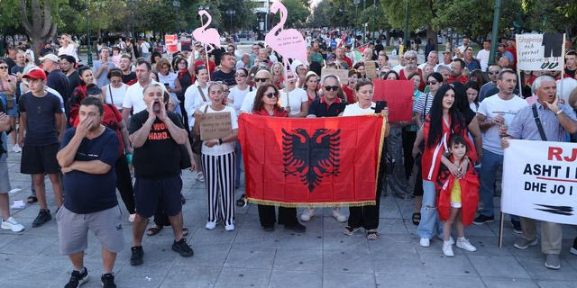 Διαμαρτυρία Αλβανών στο Σύνταγμα κατά του επενδυτικού σχεδίου Κούσνερ
