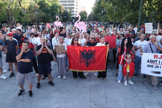 Διαμαρτυρία Αλβανών στο Σύνταγμα κατά του επενδυτικού σχεδίου Κούσνερ