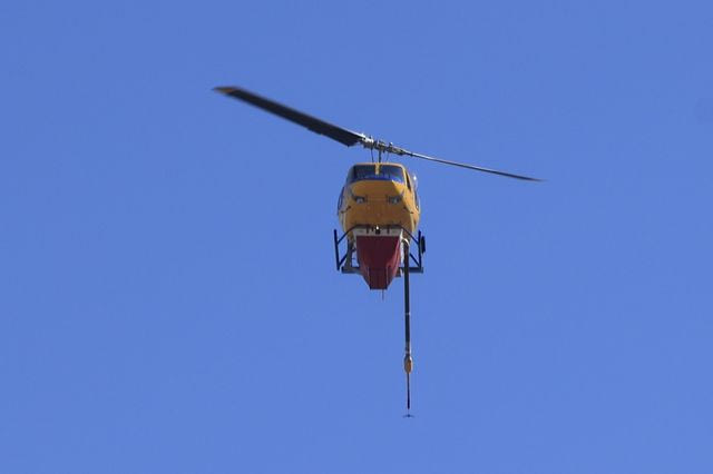 Φωτιά κοντά σε σπίτια στα Αμπελάκια Σαλαμίνας