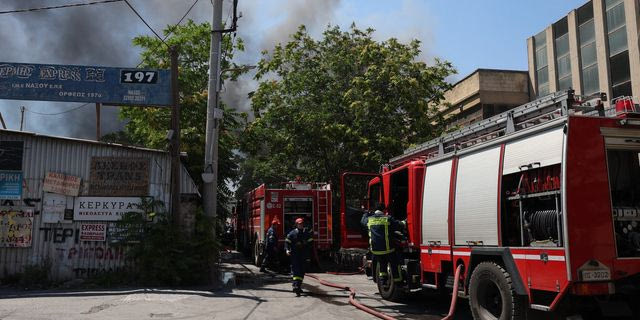 Αιγάλεω: Κατέρρευσε τμήμα της οροφής του εργοστασίου που καίγεται ολοσχερώς