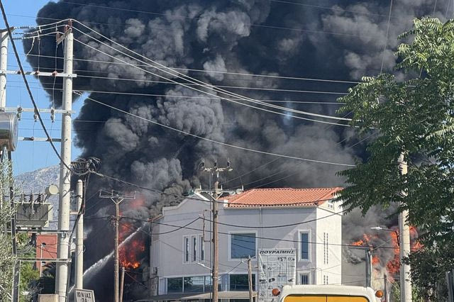 Φωτιά σε κατάστημα με ανταλλακτικά αυτοκινήτων στο Μενίδι