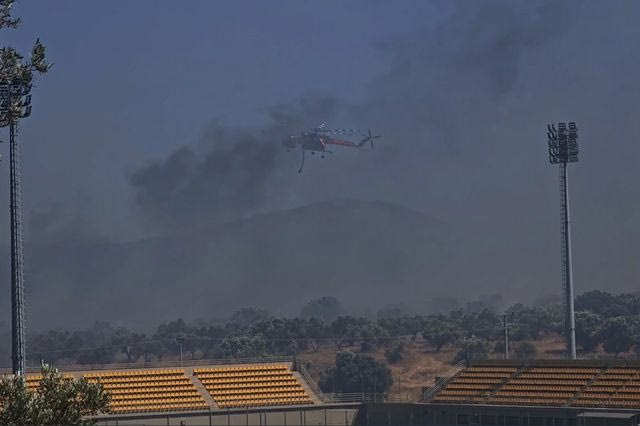 Μεγάλη φωτιά στα Σπάτα – Μήνυμα του 112, επιχειρούν εναέρια μέσα