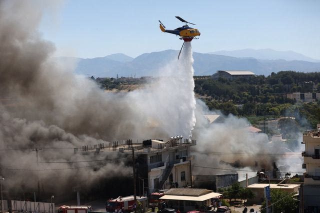 Ηράκλειο: Καλύτερη η εικόνα από τη φωτιά στην αποθήκη ξυλείας – Ζημιές σε 3 σπίτια και μία επιχείρηση