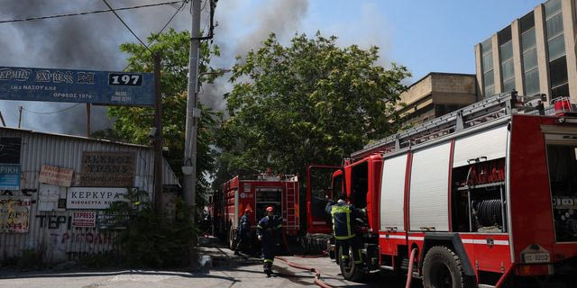 Φωτιά σε εργοστάσιο πλαστικών στο Αιγάλεω – Επί τόπου η πυροσβεστική
