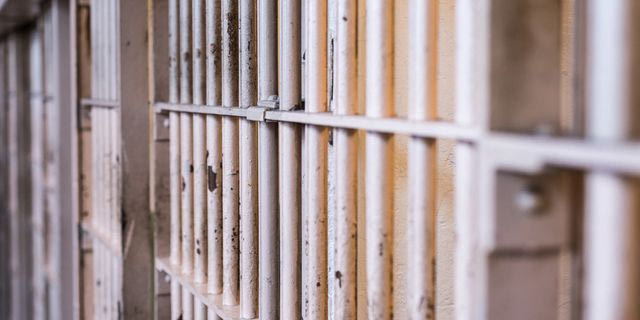 Φωτιά στα κρατητήρια της Αστυνομικής Διεύθυνσης Λέσβου – Σώοι οι κρατούμενοι