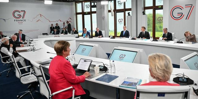 G7: Ένας καφές, η Μελόνι που κόβει το κάπνισμα και μια ποδοσφαιρική φανέλα