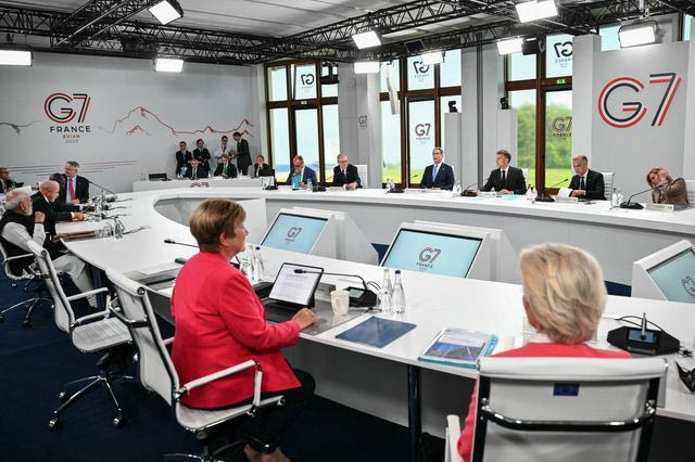 G7: Ένας καφές, η Μελόνι που κόβει το κάπνισμα και μια ποδοσφαιρική φανέλα