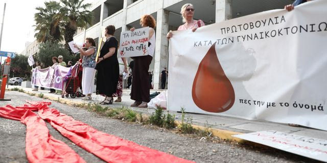 Συγκέντρωση ενάντια στις γυναικοκτονίες έξω από τη ΓΑΔΑ – “Έχουμε γενοκτονία γυναικών”