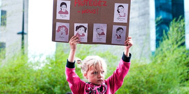 Η δολοφονία της Λιάνα στο εξώφυλλο του Charlie Hebdo: “Παγκόσμιο Κύπελλο Παιδοφιλίας στη Γαλλία”
