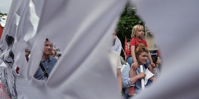 “Ποτέ ξανά” – Στους δρόμους χιλιάδες Γάλλοι για τη δολοφονία της 11χρονης Λιάνα
