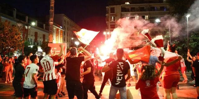 Ολυμπιακός: Έξαλλοι πανηγυρισμοί από τους φίλους των ερυθρολεύκων στον Πειραιά