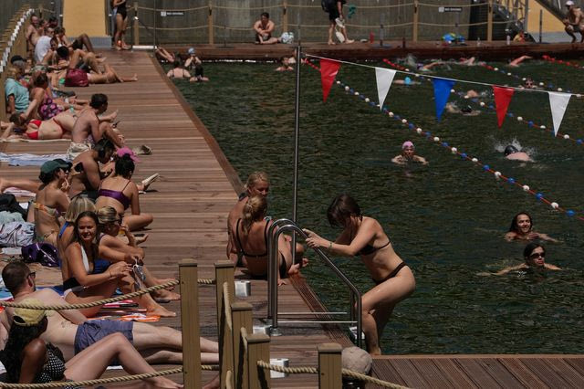 Η Ευρώπη “ψήνεται” στους 40 βαθμούς και προετοιμάζεται για παρατεταμένο καύσωνα