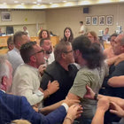 Εικόνες απείρου κάλλους στην Ηλιούπολη: Πιάστηκαν στα χέρια στο Δημοτικό Συμβούλιο – Βίντεο