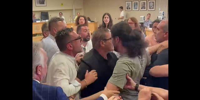 Εικόνες απείρου κάλλους στην Ηλιούπολη: Πιάστηκαν στα χέρια στο Δημοτικό Συμβούλιο – Βίντεο