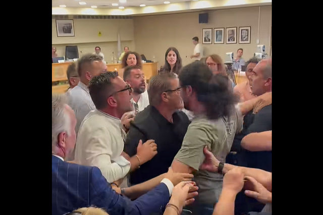 Εικόνες απείρου κάλλους στην Ηλιούπολη: Πιάστηκαν στα χέρια στο Δημοτικό Συμβούλιο – Βίντεο
