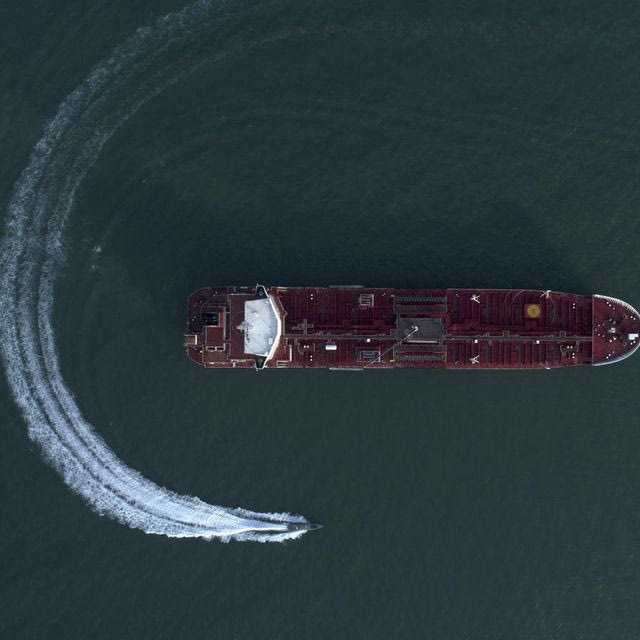 Σκάφος των Φρουρών της Επανάστασης πλησιάζει τάνκερ στα Στενά του Ορμούζ