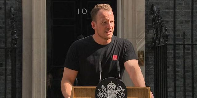 “Hot Podium Guy”: Ο άνδρας πίσω από κάθε παραίτηση που έχει τρελάνει τη Βρετανία