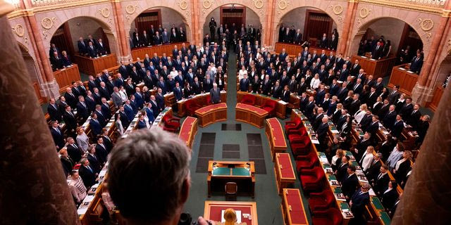 Η Ουγγαρία μειώνει κατά 40% τις απολαβές των βουλευτών