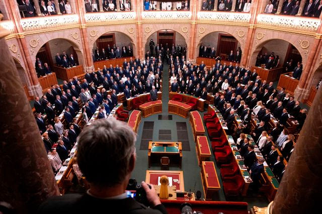 Η Ουγγαρία μειώνει κατά 40% τις απολαβές των βουλευτών