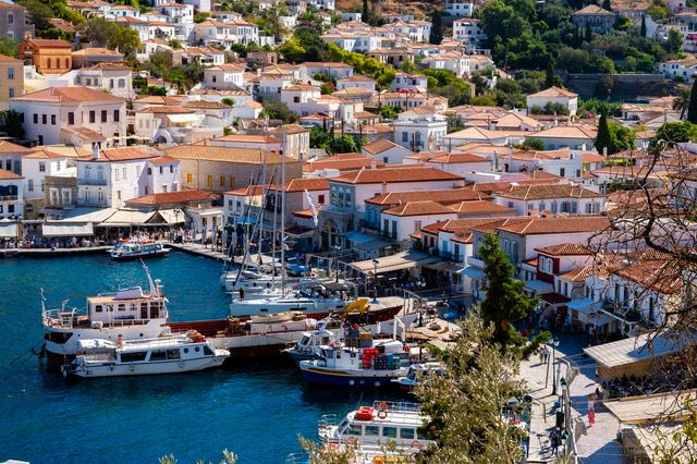 Ύδρα: Ένα νησί χωρίς αυτοκίνητα για ένα ταξίδι στον χρόνο και στο φως