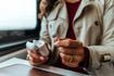 Η Apple ετοιμάζει AirPods με κάμερες και προκαλεί ανησυχία