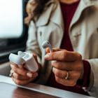 Η Apple ετοιμάζει AirPods με κάμερες και προκαλεί ανησυχία