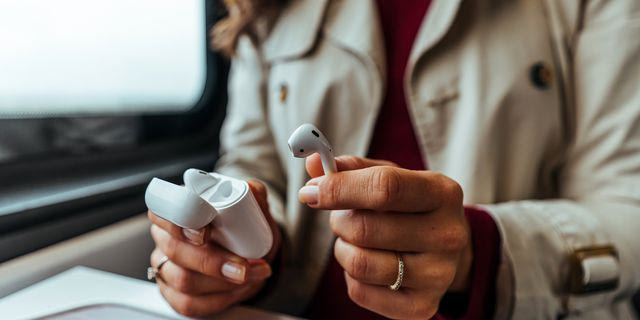 Η Apple ετοιμάζει AirPods με κάμερες και προκαλεί ανησυχία
