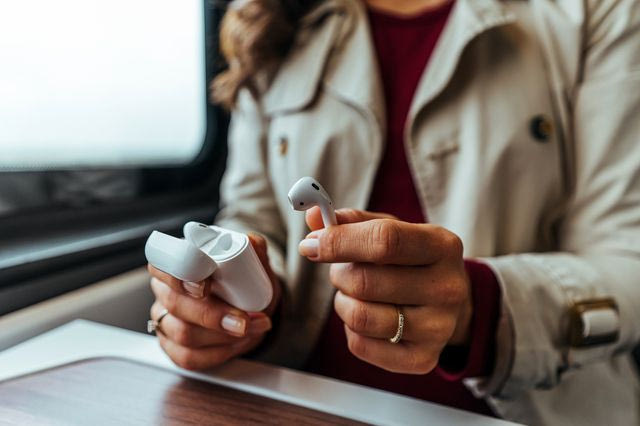 Η Apple ετοιμάζει AirPods με κάμερες και προκαλεί ανησυχία