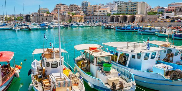 Οι Ευρωπαίοι αποφεύγουν τις διακοπές σε δημοφιλείς προορισμούς, λέει έρευνα