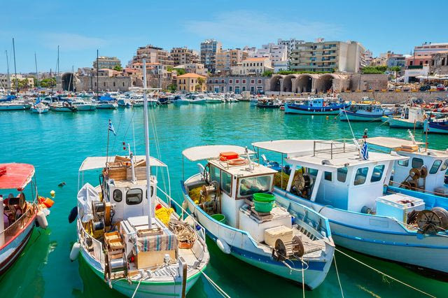 Οι Ευρωπαίοι αποφεύγουν τις διακοπές σε δημοφιλείς προορισμούς, λέει έρευνα