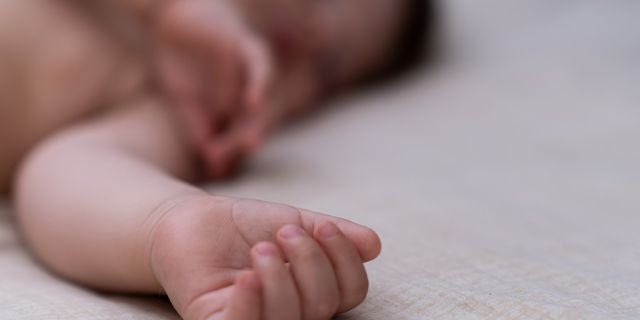 Γαλλία: Δίδυμες 15 μηνών βρέθηκαν νεκρές από αφυδάτωση – Συνελήφθησαν οι γονείς τους