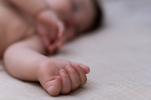 Γαλλία: Δίδυμες 15 μηνών βρέθηκαν νεκρές από αφυδάτωση – Συνελήφθησαν οι γονείς τους