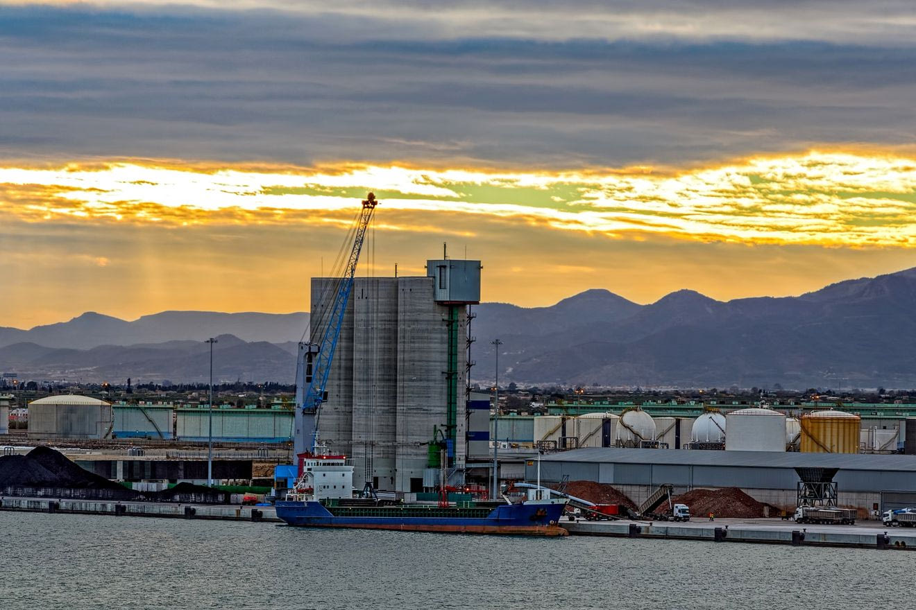 Πανοραμική θέα του εμπορικού λιμένα του Castellon