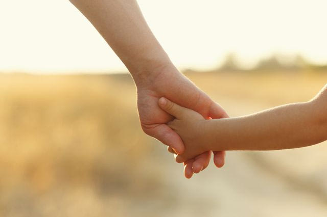 Έκτακτο επίδομα παιδιού: Ξεκίνησε η καταβολή των 150 ευρώ – Τα κριτήρια
