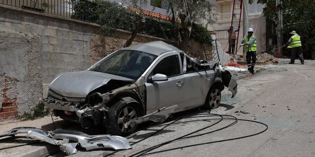 Απίστευτες εικόνες στην Ηλιούπολη: Φορτηγό έπεσε σε κολώνα, καταπλάκωσε οχήματα, έσπασε εισόδους