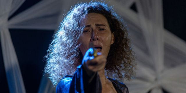 Από την αίθουσα του Εφετείου στο Θέατρο Βράχων: Η Δώρα Χρυσικού σε μια συγκλονιστική κατάθεση ψυχής
