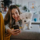 Influencers της μοναξιάς: Γιατί έχει γίνει trend η ζωή χωρίς φίλους