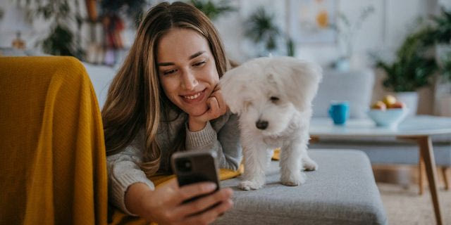 Influencers της μοναξιάς: Γιατί έχει γίνει trend η ζωή χωρίς φίλους
