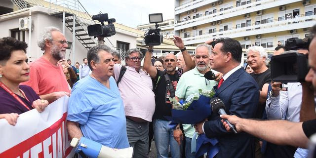 Συγκέντρωση εργαζομένων στο Ιπποκράτειο κατά την άφιξη του Υπουργού Υγείας Άδωνι Γεωργιάδη
