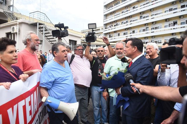 Συγκέντρωση εργαζομένων στο Ιπποκράτειο κατά την άφιξη του Υπουργού Υγείας Άδωνι Γεωργιάδη