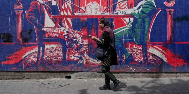 Στη Ντόχα οι αντιπροσωπείες ΗΠΑ και Ιράν – Αβέβαιη η μεταξύ τους συνάντηση