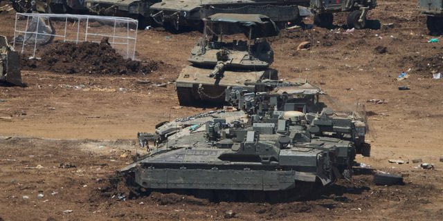 Ισραηλινά άρματα μάχης στα σύνορα με τον Λίβανο