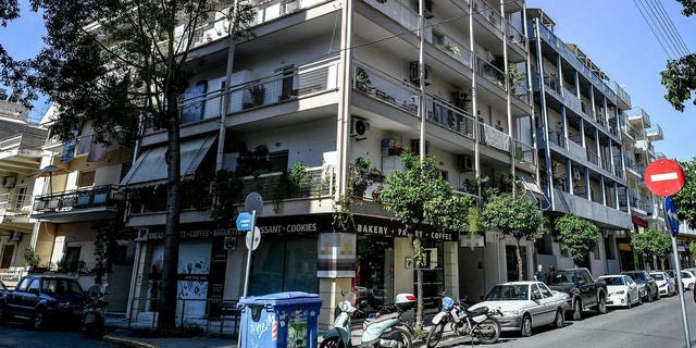 Η πολυκατοικία όπου σημειώθηκε η γυναικοκτονία στην Καλαμάτα