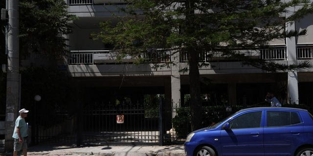 Αιματηρή συμπλοκή στην Καλλιθέα: Το φονικό όπλο και το κίνητρο αναζητούν οι αρχές