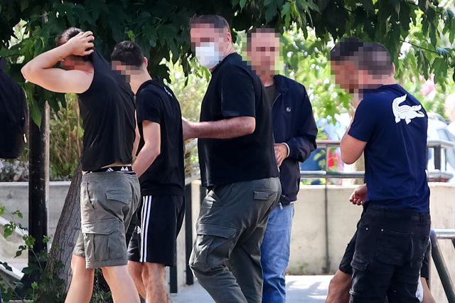 Καλλιθέα: Με μια μαχαιριά στην καρδιά δολοφονήθηκε ο 15χρονος – Τι έδειξε η ιατροδικαστική